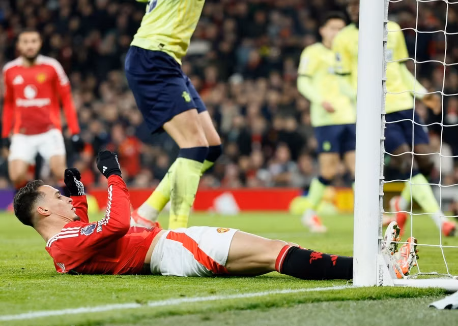 antony-manchester-united-misses.jpg