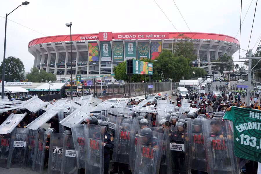 Hỗn loạn ngoài sân Azteca ngày khai mạc World Cup 2026.