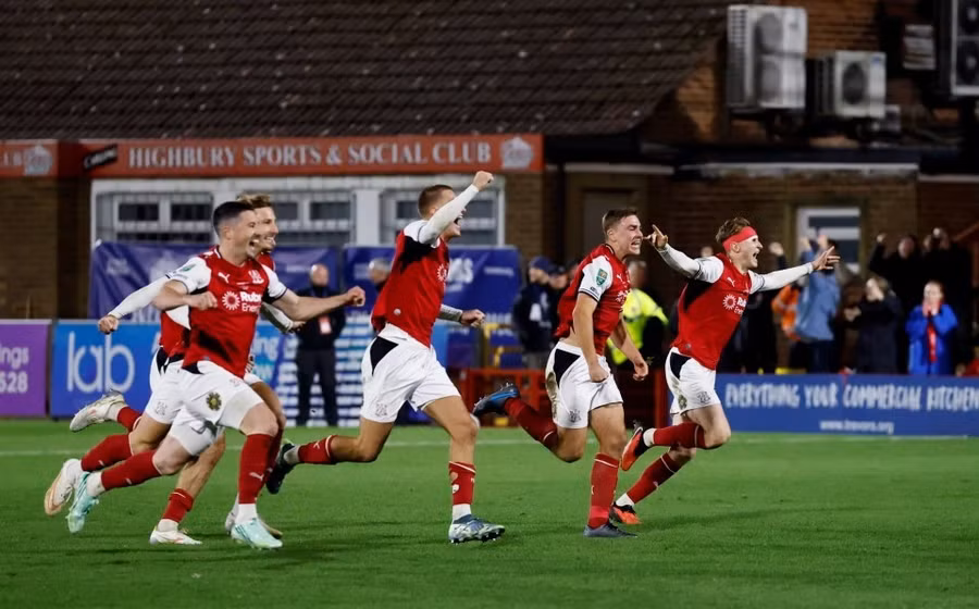 Niềm vui của các cầu thủ Fleetwood khi loại Arsenal để đi tiếp ở Cup liên đoàn Anh. Ảnh: Reuters. arsenal.jpg