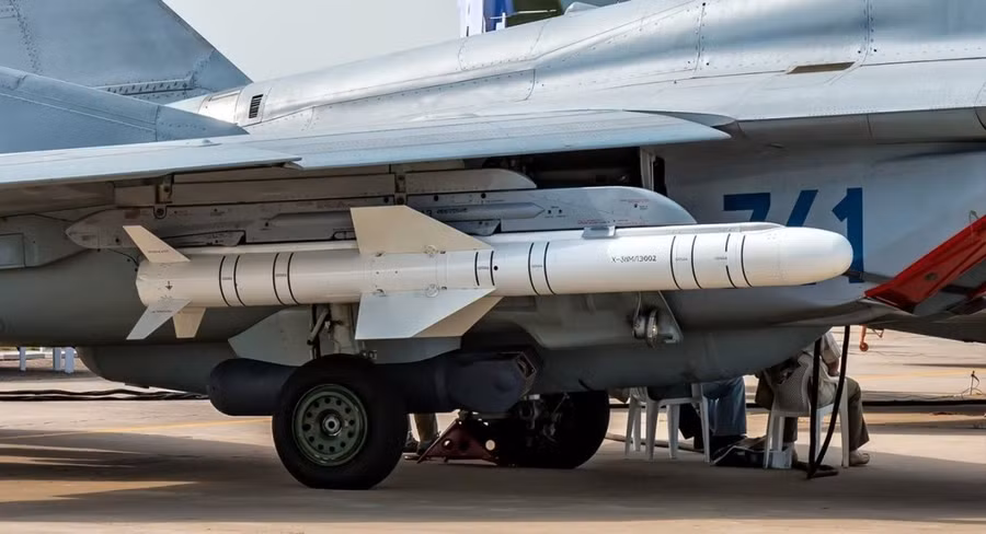 Tên lửa không đối đất Kh-38 của Nga.