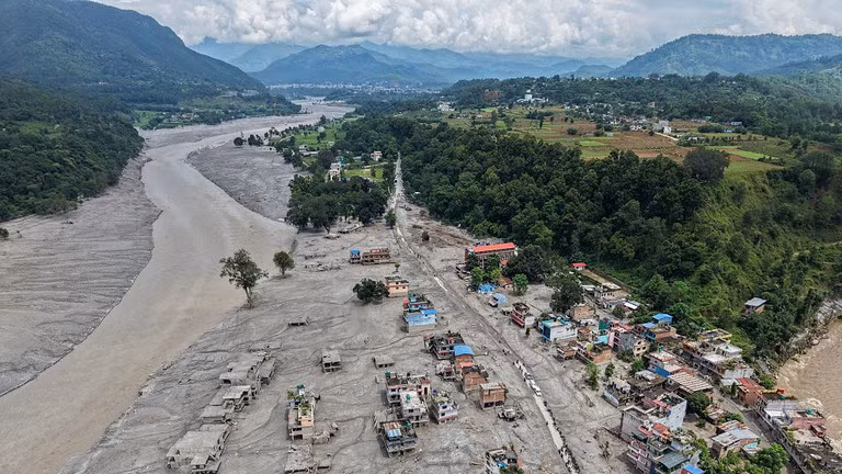 Nhà cửa và cơ sở hạ tầng bị hư hại do lũ quét dọc sông Trishuli ở Devighat, Nuwakot, Nepal, ngày 29/8/2026.