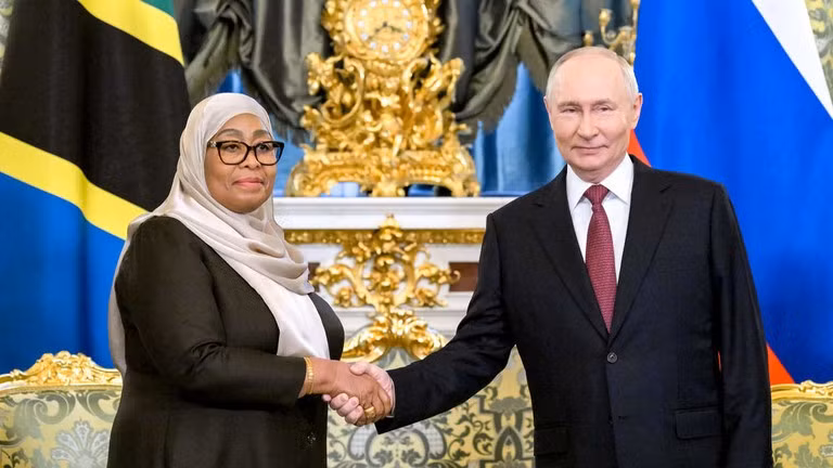 Tổng thống Tanzania Samia Suluhu Hassan (trái) và Tổng thống Nga Vladimir Putin tại Điện Kremlin ở Moscow, ngày 3/6/2026.