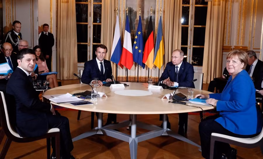 Tổng thống Ukraine Vladimir Zelensky và Tổng thống Nga Vladimir Putin ngồi đối mặt nhau trong một cuộc họp vào tháng 12/2019 tại Paris, Pháp.