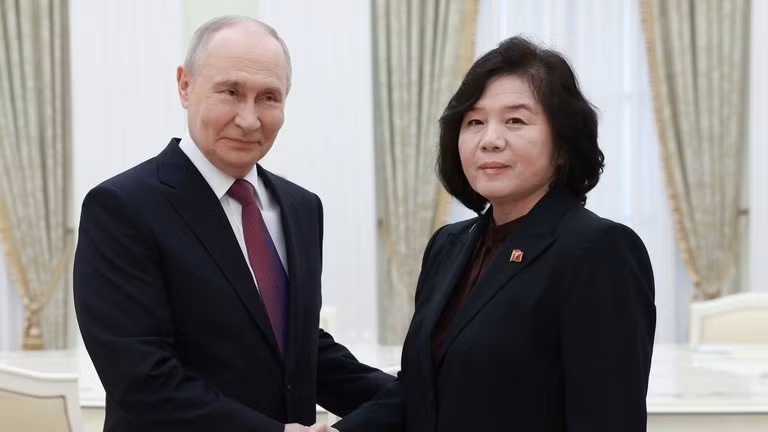 Tổng thống Nga Vladimir Putin (trái) và Ngoại trưởng Triều Tiên Choe Son-hui tại Điện Kremlin, Nga, ngày 19/7/2026.