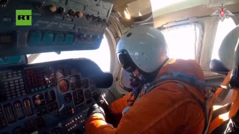 Phi công trên máy bay ném bom chiến lược Tu-160 của Nga.
