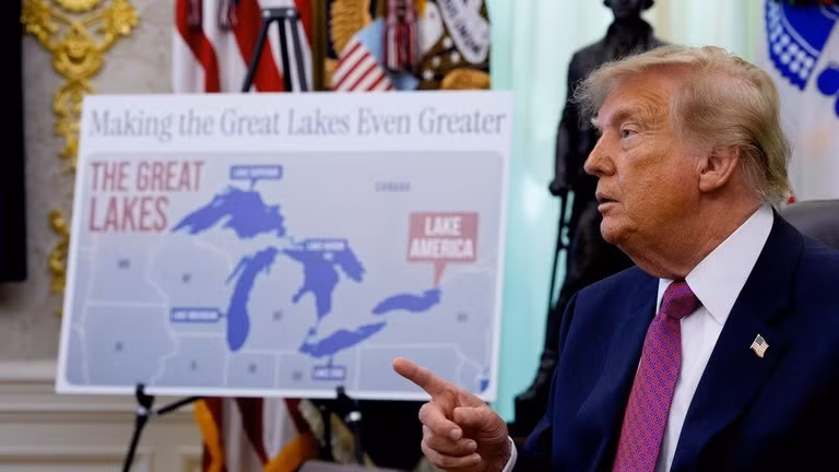 Tổng thống Mỹ Donald Trump tuyên bố đổi tên “hồ Ontario” thành "hồ America" tại Phòng Bầu dục, ngày 27/8/2026.