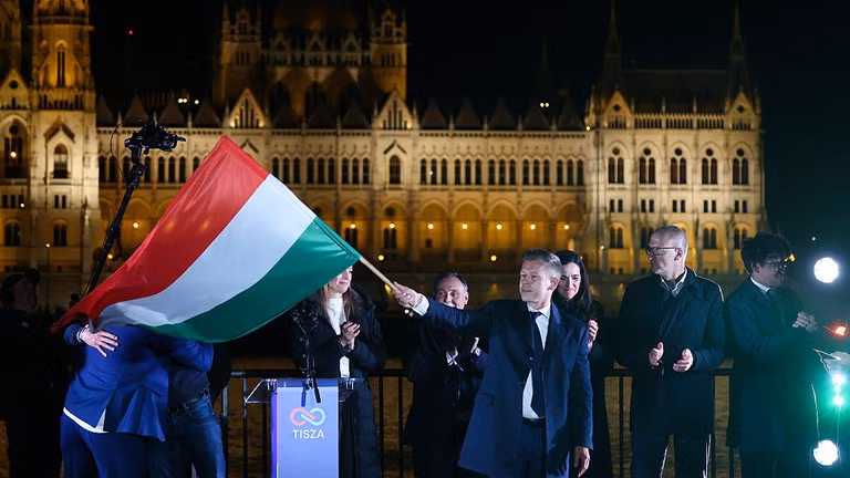 Ông Peter Magyar ăn mừng chiến thắng trong cuộc bầu cử quốc hội tại Budapest, Hungary, ngày 12/4/2026.