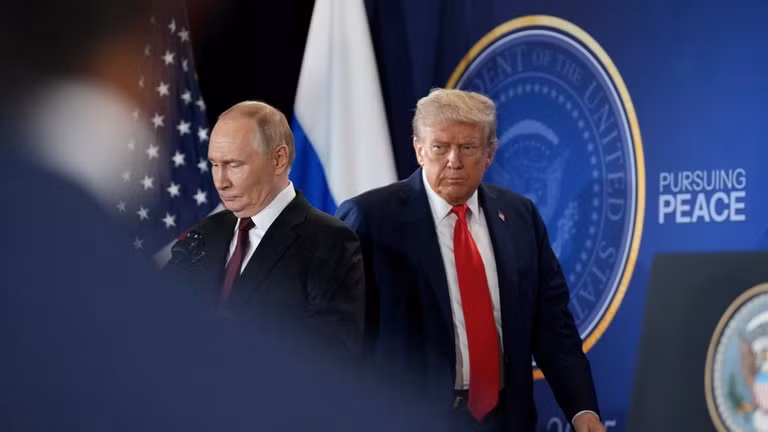 Tổng thống Mỹ Donald Trump (phải) và người đồng cấp Nga Vladimir Putin.