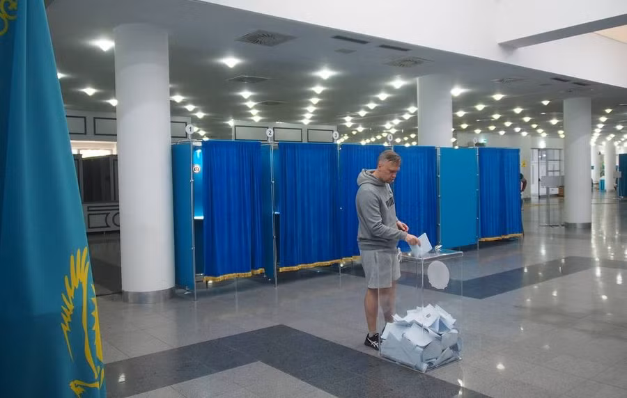 Cử tri đi bỏ phiếu tại một điểm bỏ phiếu ở thành phố Almaty, Kazakhstan, ngày 23/8.