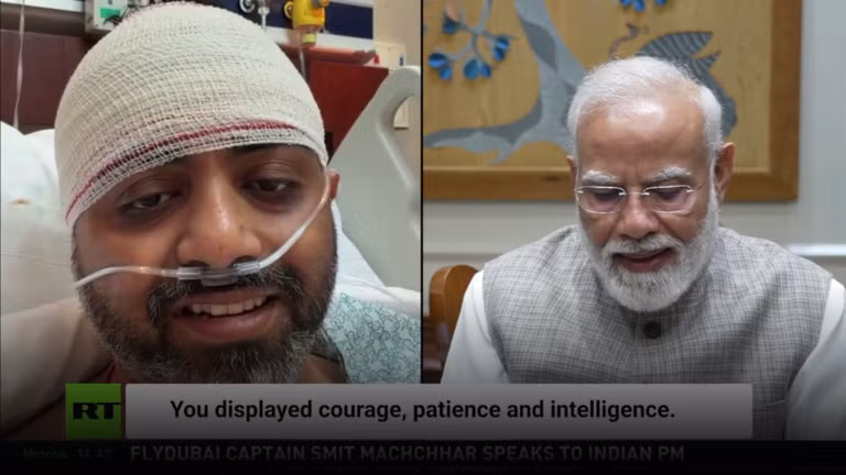 Thủ tướng Ấn Độ Narendra Modi (phải) và cơ trưởng chuyến bay FZ1073 của hãng hàng không FlyDubai.