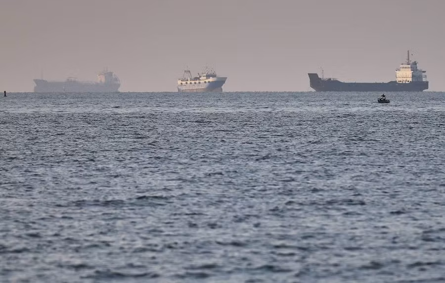 Iran tuyên bố đóng cửa hoàn toàn eo biển Hormuz đối với tất cả các tàu thuyền.