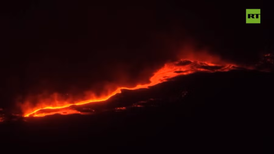 Núi lửa Etna phun trào, tạo ra những cột dung nham, dòng chảy mới và lượng tro bụi phát thải liên tục, ngày 18/8/2026.