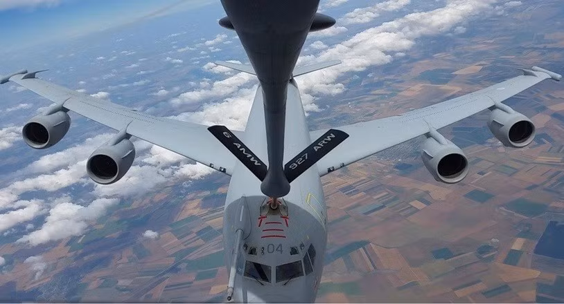 Máy bay tiếp nhiên liệu KC-135R Stratotanker của Mỹ.