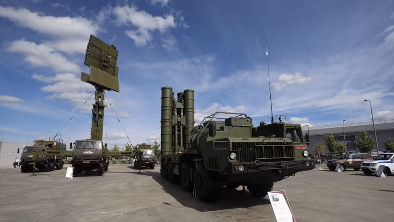 Hệ thống tên lửa phòng không S-400 của Nga.