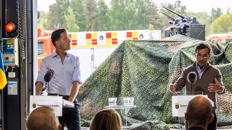 Tổng Thư ký NATO Mark Rutte (trái) và Thủ tướng Thụy Điển Ulf Kristersson tổ chức cuộc họp báo chung, ngày 21/5/2026. 