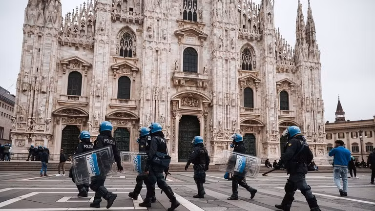 Người biểu tình đụng độ với cảnh sát tại Piazza del Duomo ở Milan, Ý, ngày 18/10/2026.