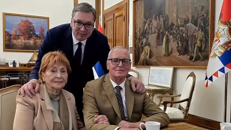 Cựu Tổng thống Serbia Aleksandar Vucic bên bố mẹ.