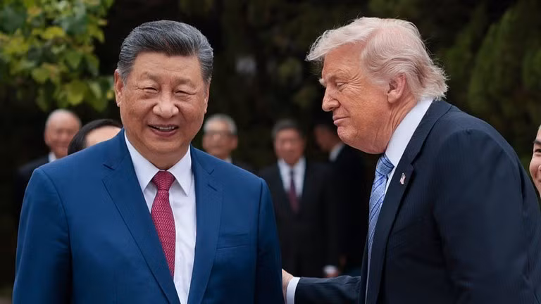 Chủ tịch Trung Quốc Tập Cận Bình (trái) và Tổng thống Mỹ Donald Trump.