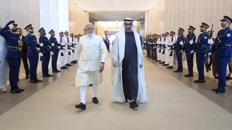 Thủ tướng Ấn Độ Narendra Modi (trái) và Tổng thống UAE Sheikh Mohammed bin Zayed Al Nahyan.