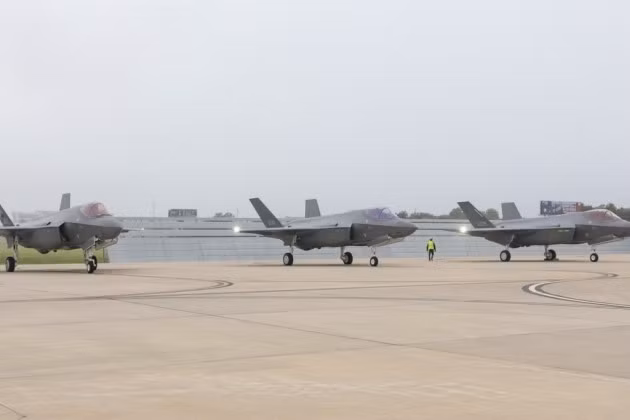 3 chiến đấu cơ F-35A thế hệ thứ năm do Mỹ sản xuất tại Căn cứ Không quân Chiến thuật số 32 ở Lask, Ba Lan, ngày 22/5/2026.