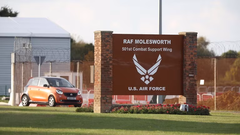 Cổng vào căn cứ RAF Molesworth ở Huntingdon, Cambridgeshire, Anh.