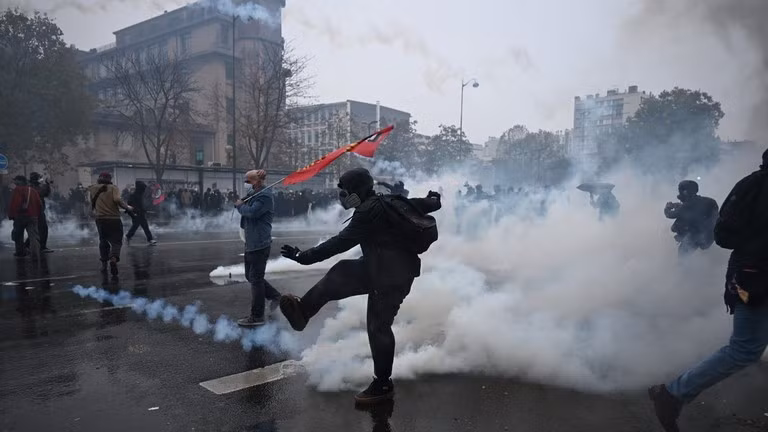 Cảnh sát đụng độ với người biểu tình ở Paris, Pháp, ngày 24/10/2026.