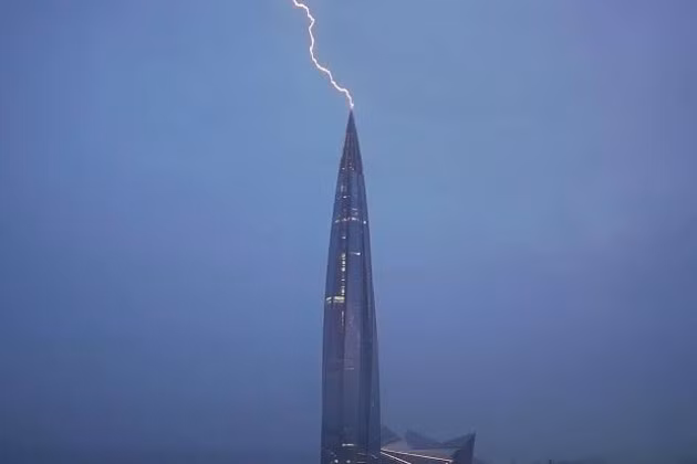 Sét đánh trúng đỉnh tòa Lakhta ở St. Petersburg, ngày 11/7/2026.