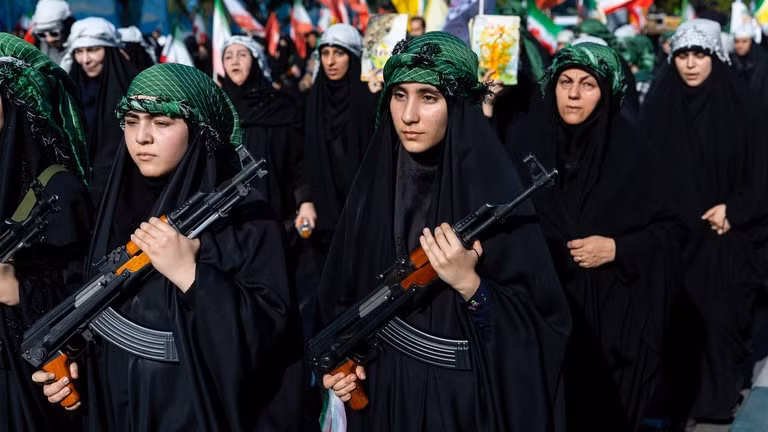 Phụ nữ Iran tình nguyện cầm súng giữa lúc đất nước đang có chiến tranh với Mỹ và Israel.