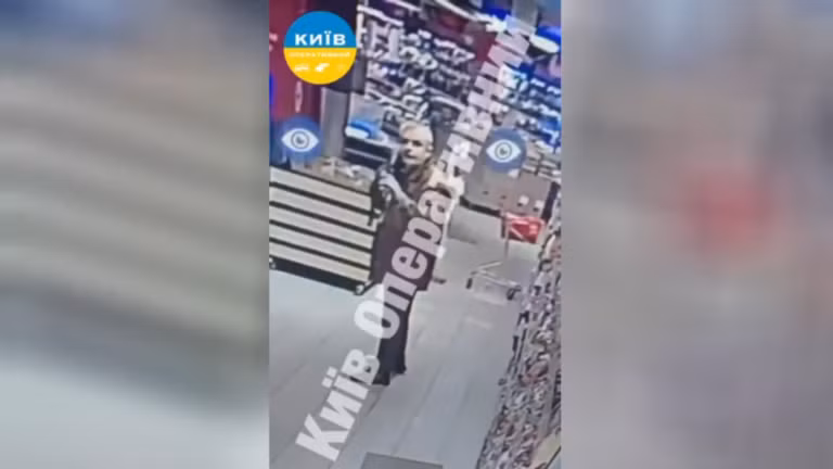 Người đàn ông nổ súng và chiếm giữ một siêu thị ở Kiev, khiến nhiều người thương vong, ngày 18/4/2026.