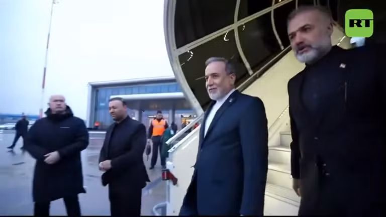 Ngoại trưởng Iran Seyed Abbas Araghchi đến Nga, ngày 27/4/2026.