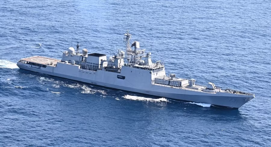Tàu khu trục INS Trishul (F43), trang bị hệ thống tên lửa phòng không Shtil-1.