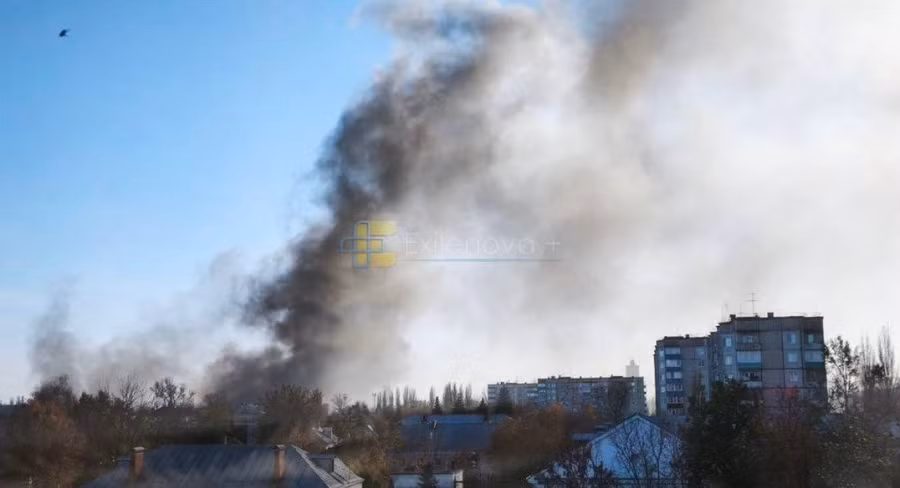 Khói bốc lên sau cuộc tấn công tên lửa của Ukraine nhằm vào nhà máy Energiya ở Nga, ngày 25/10/2026.