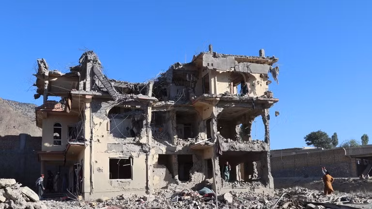 Một tòa nhà ở làng Mandokhel, tỉnh Paktia, Afghanistan, bị phá hủy trong các cuộc không kích của Pakistan, ngày 28/6/2026.