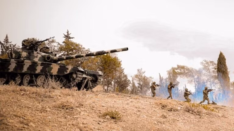 Syria tăng cường quân tiếp viện dọc biên giới với Lebanon.