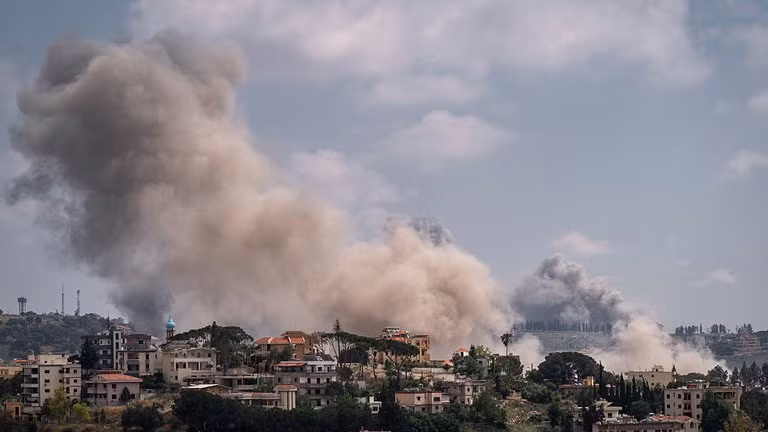 Khói bốc lên sau một cuộc không kích của Israel ở Nabatieh, Lebanon, ngày 21/8/2026.