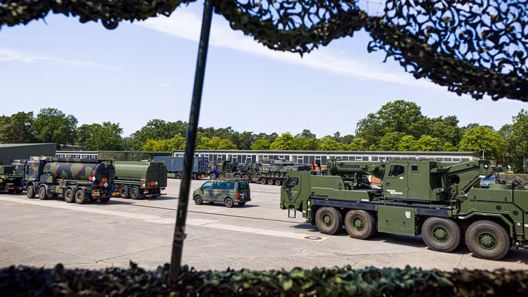 Thiết bị quân sự tại Doanh trại Clausewitz ở Nienburg, trong khuôn khổ cuộc tập trận CIMIC Quadriga 2026 của NATO.