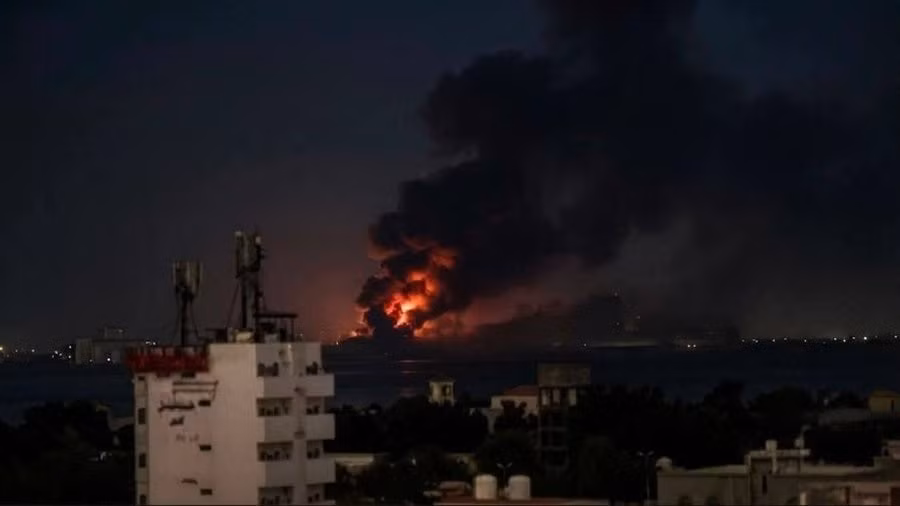 Liên quân do Saudi Arabia dẫn đầu tấn công cảng Hodeidah do lực lượng Houthi kiểm soát ở Yemen, ngày 25/7/2026.