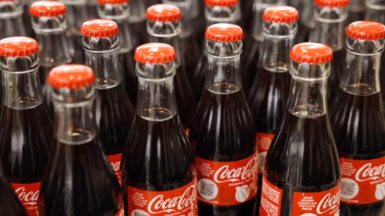 Coca‑Cola Europacific Partners bắt đầu thu hồi một số sản phẩm ở một số nước châu Âu sau khi phát hiện hàm lượng clorat cao trong đồ uống của mình.