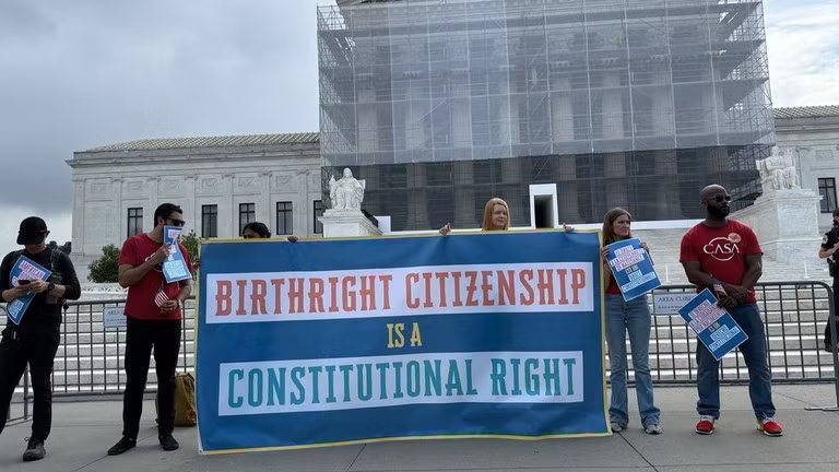 Người biểu tình tập trung trước Tòa án Tối cao tại Washington, DC, Mỹ.