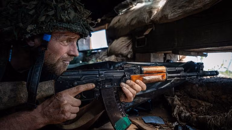 Binh sĩ Ukraine trong chiến hào ở mặt trận Donbass.