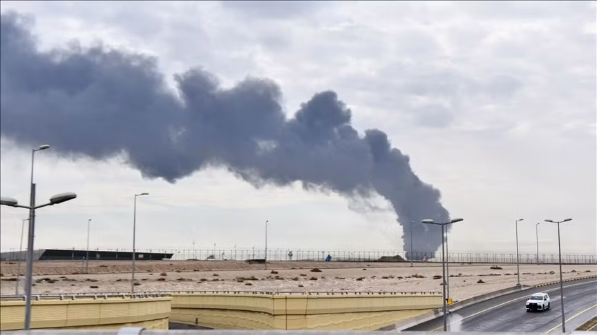 Khói đen bốc cao tại sân bay quốc tế Kuwait sau cuộc tấn công UAV của Iran, ngày 28/3/2026.