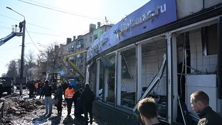 Các quầy hàng trong trung tâm mua sắm ở Bryansk bị hư hại sau cuộc tấn công tên lửa của Ukraine.