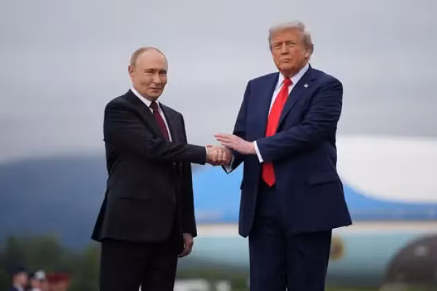 Tổng thống Nga Vladimir Putin (trái) và Tổng thống Mỹ Donald Trump.