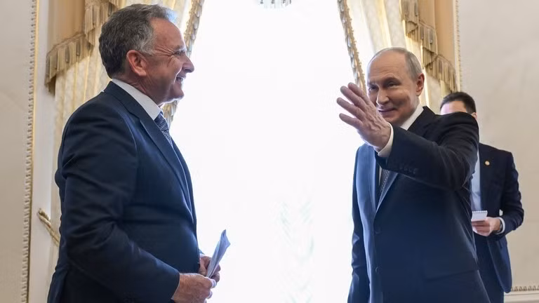 Tổng thống Nga Vladimir Putin (phải) chào đón đặc phái viên Steve Witkoff tại Cung điện Constantine, ngoại ô St. Petersburg, ngày 21/10/2026.