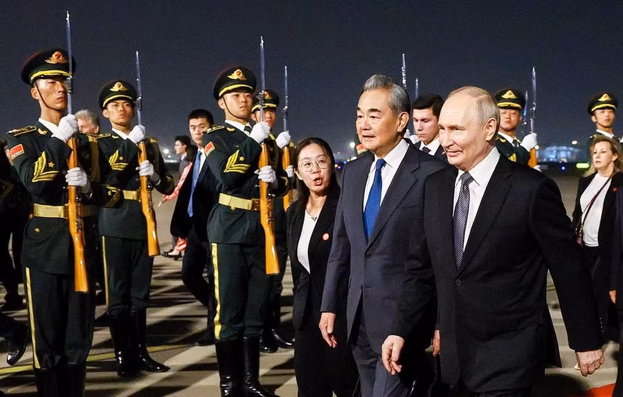 Ngoại trưởng Trung Quốc Vương Nghị (trái) đón tiếp Tổng thống Nga Vladimir Putin, ngày 19/5/2026.