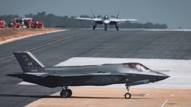 Chiến đấu cơ Su-57 Nga và F-35 Mỹ tại Aero India 2025.