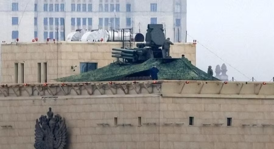 Hệ thống tên lửa và pháo phòng không Pantsir-S1 trên nóc tòa nhà Bộ Quốc phòng Nga ở Moscow.