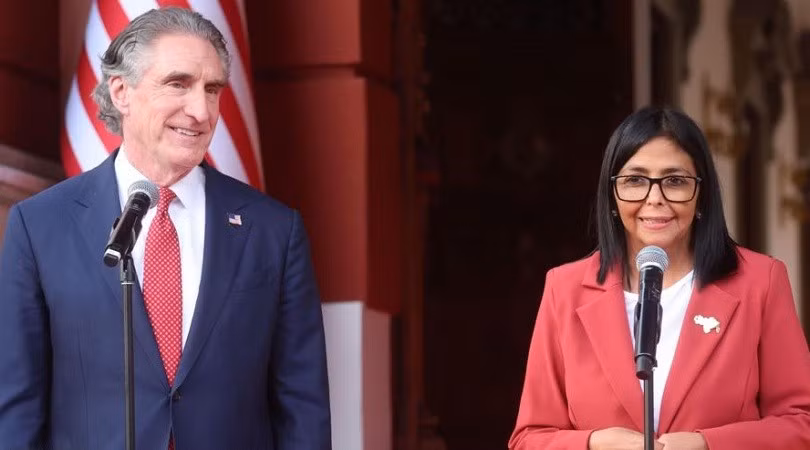 Bộ trưởng Nội vụ Mỹ Doug Burgum (trái) và Tổng thống lâm thời Venezuela Delcy Rodriguez tại Cung điện Tổng thống Miraflores ở Caracas, ngày 4/3/2026.