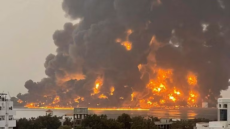 Một cột lửa khổng lồ bùng phát sau các cuộc không kích tại thành phố cảng Hodeidah của Yemen, ngày 20/7/2024.