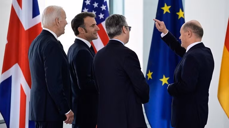 Thủ tướng Đức Olaf Scholz (phải), Tổng thống Mỹ Joe Biden (trái), Tổng thống Pháp Emmanuel Macron (thứ 2 từ trái sang) và Thủ tướng Anh Keir Starmer.